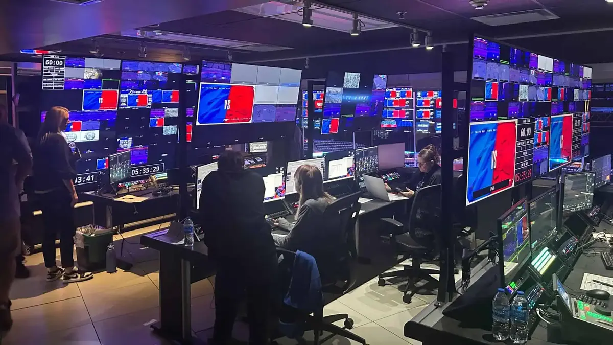 专业体育直播控制室多屏幕信号监控